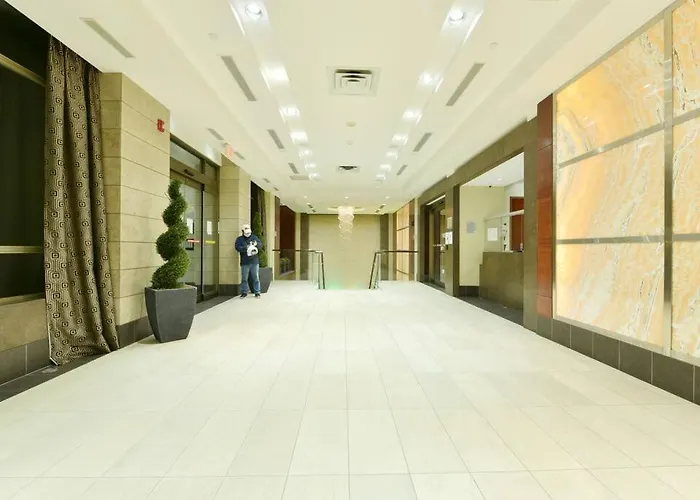Executive 2 Bedroom Condo Close To Square One